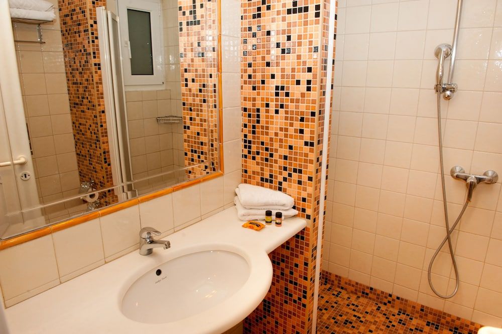 London Hotel Double or Twin Room, Sea View 6