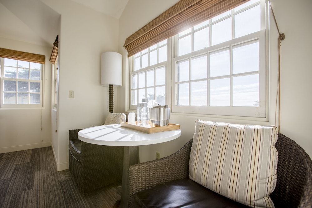 FogCatcher Inn Standard Room, 1 King Bed, Ocean View 5