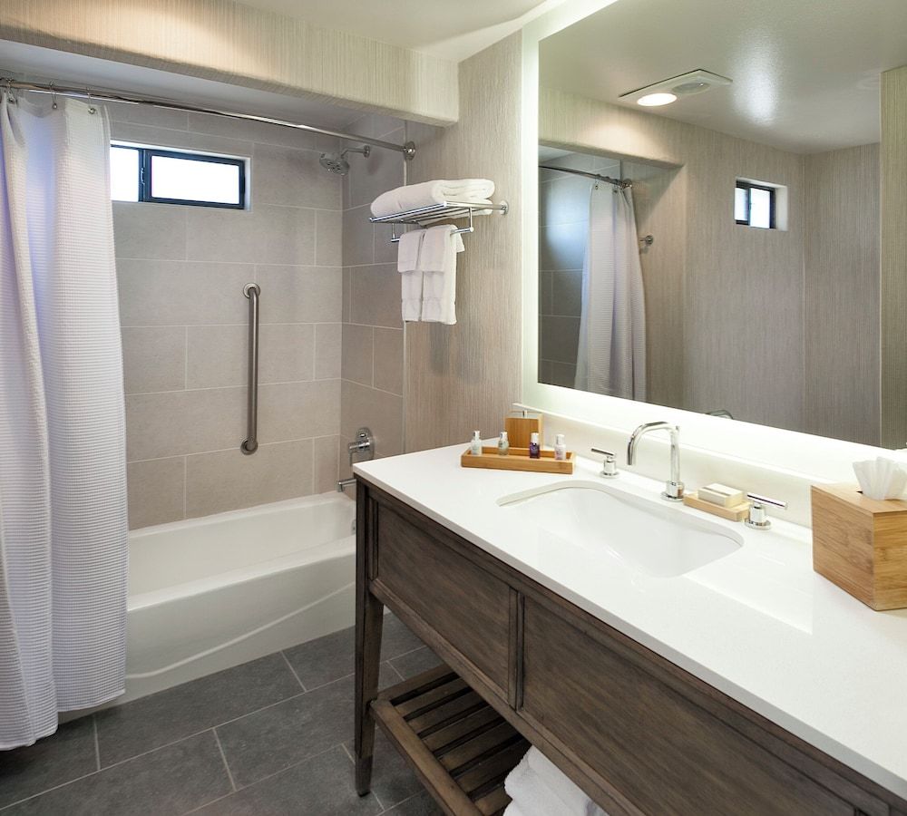 FogCatcher Inn Room, 1 King Bed, Balcony, Ocean View 5