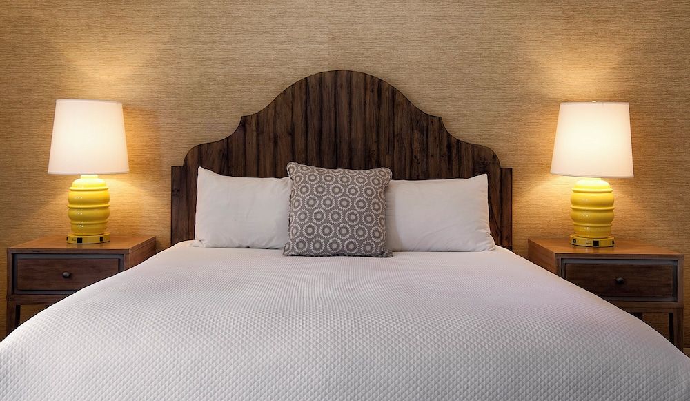 FogCatcher Inn Room, 1 King Bed, Balcony, Ocean View 2