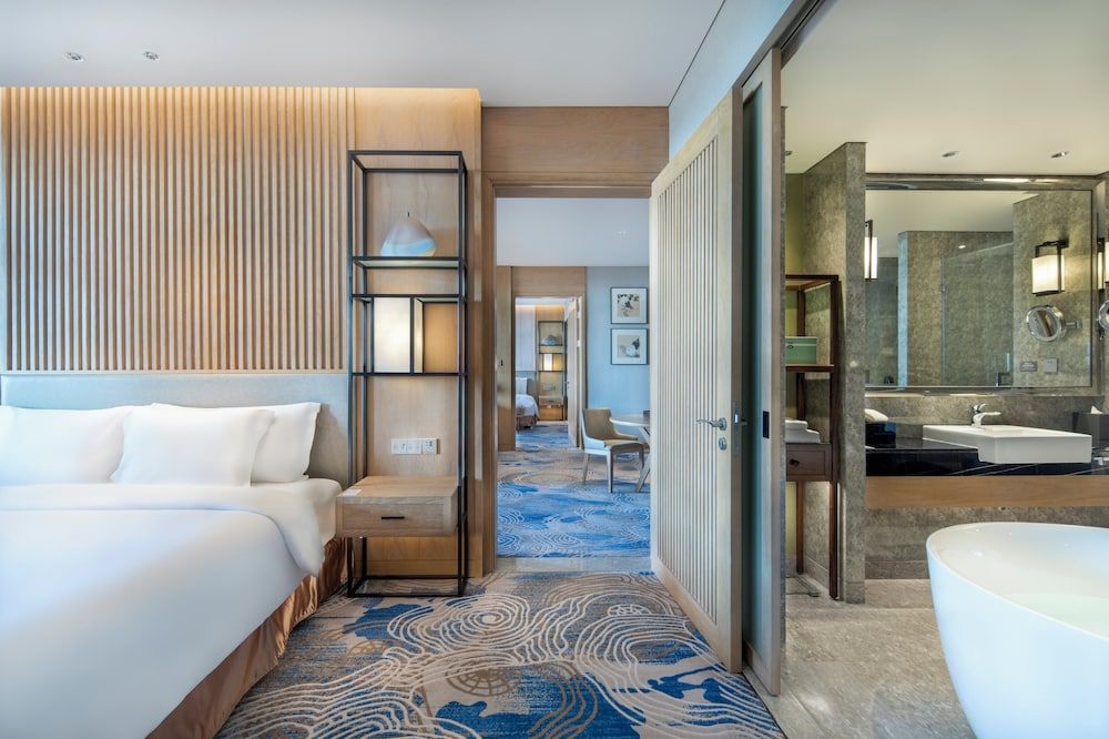 Suite, 2 Bedrooms, Lake View (Living Room)