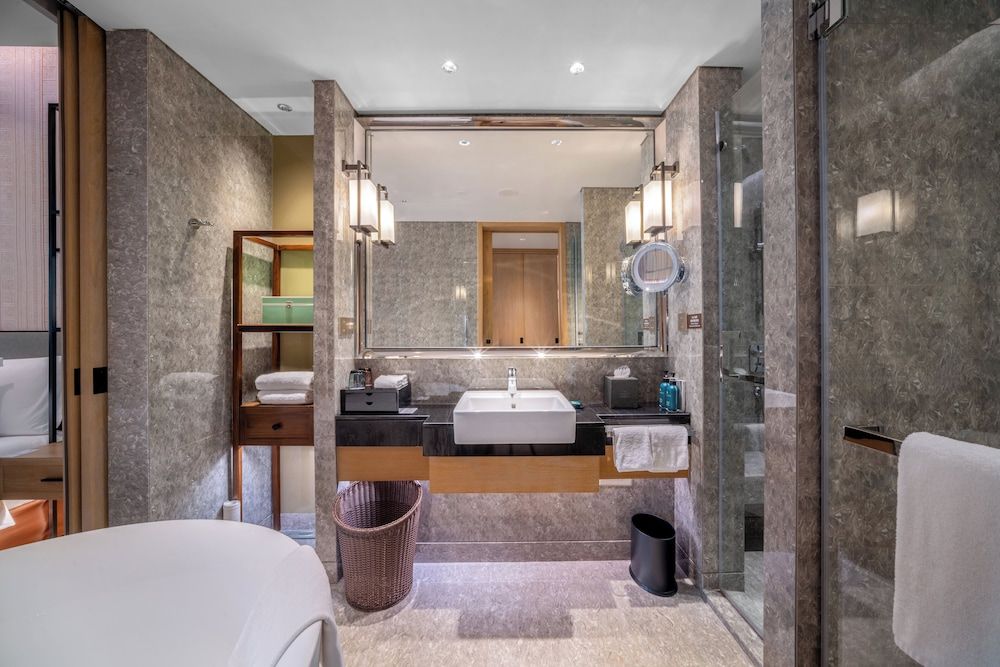 Standard Room, 1 King Bed, Club Lounge Access (Pet Friendly)
