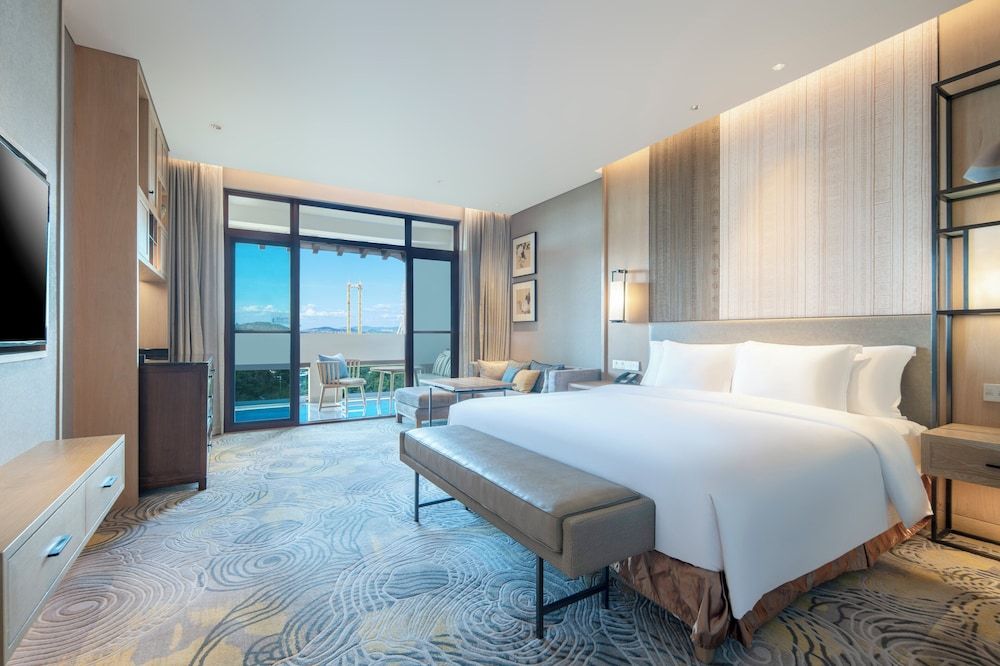 Suite, 2 Bedrooms, Lake View (Living Room)