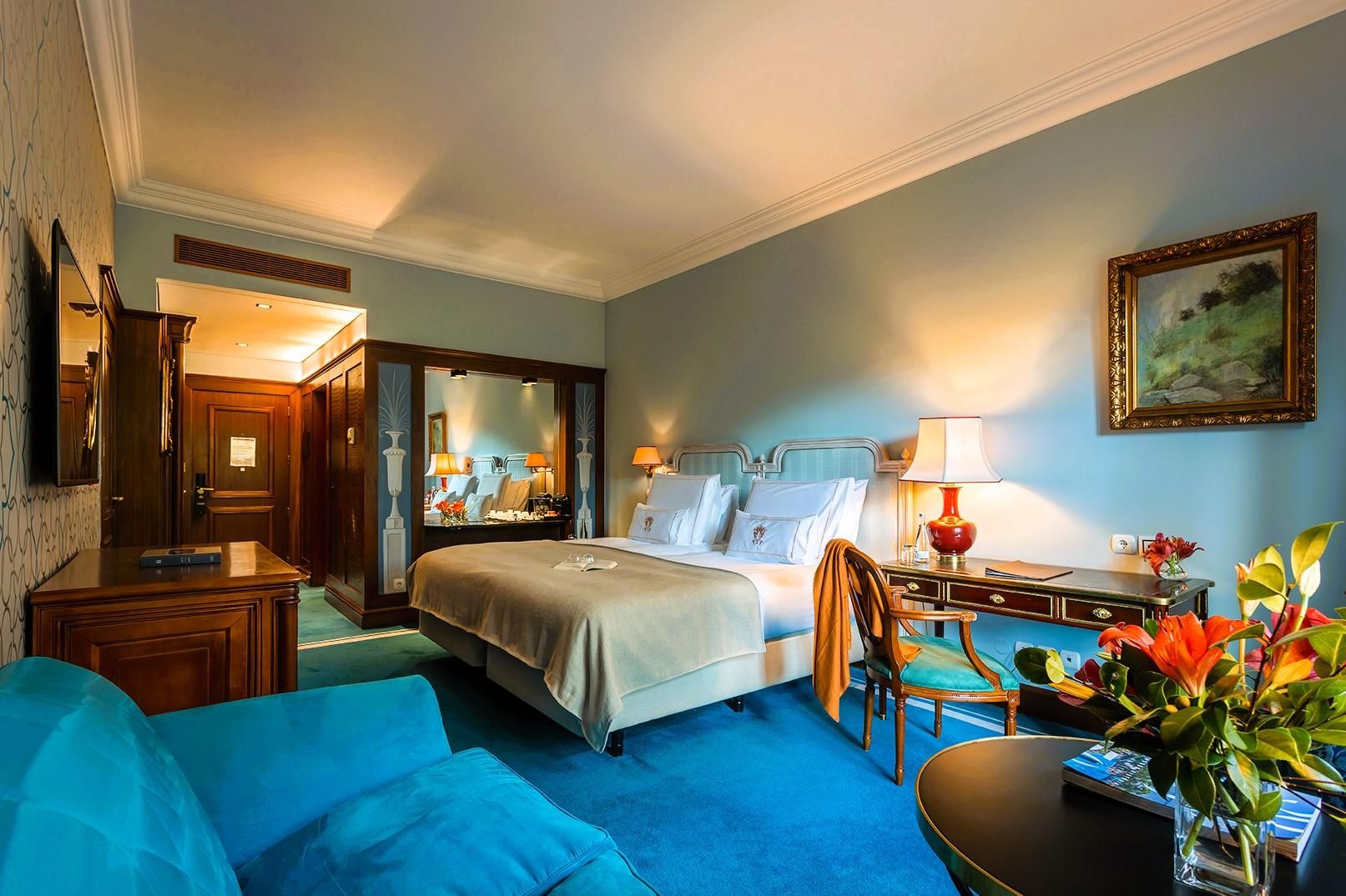 Deluxe Garden Standard