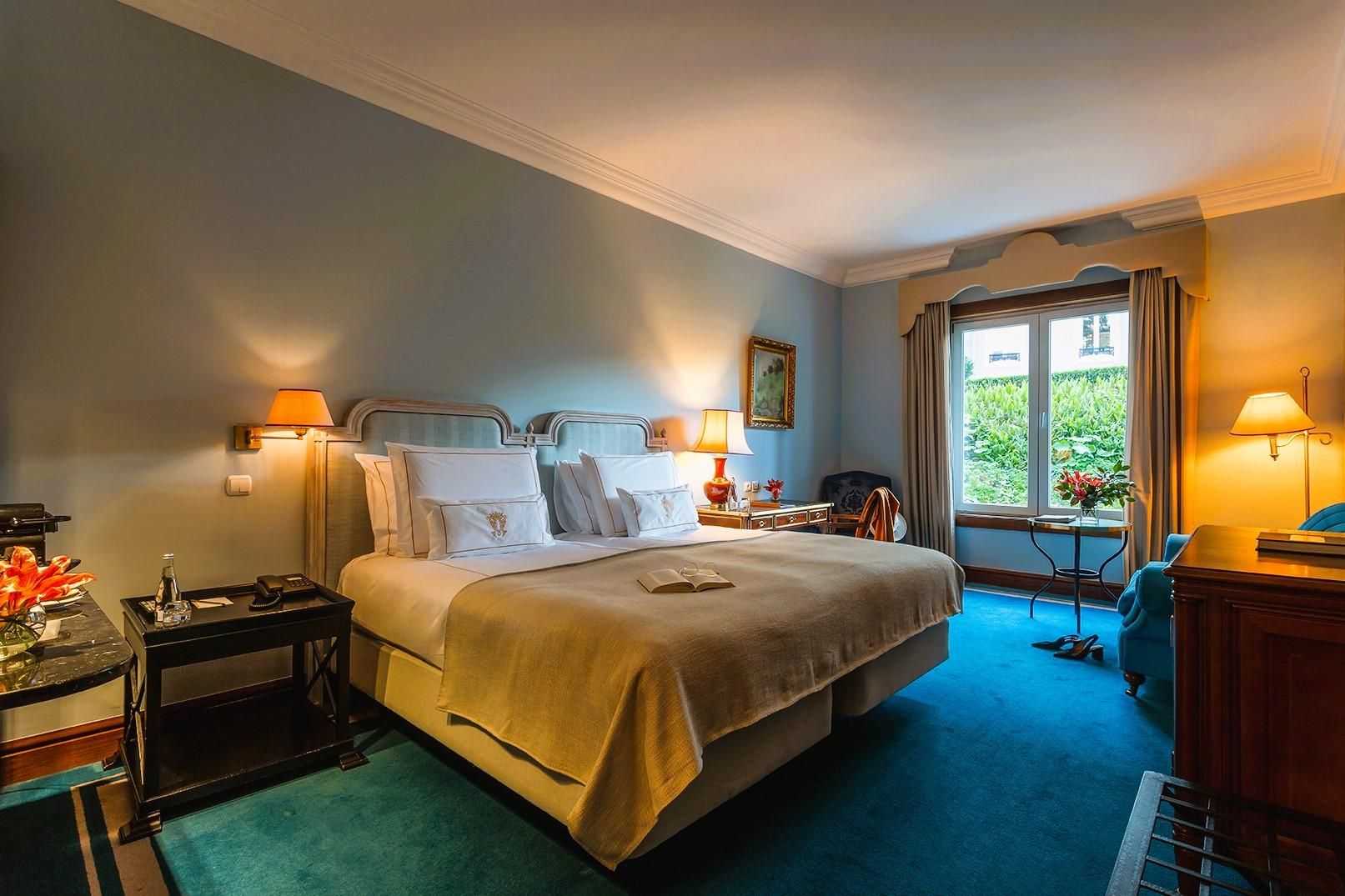 Deluxe Garden Standard