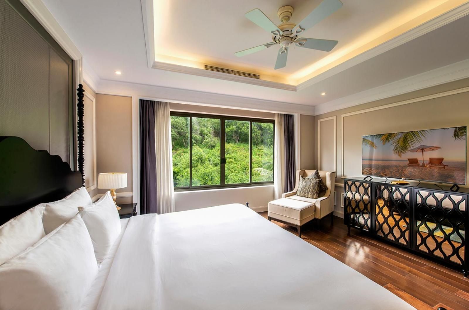 Grand Junior Suite King Hill View- VinWonders Ticket