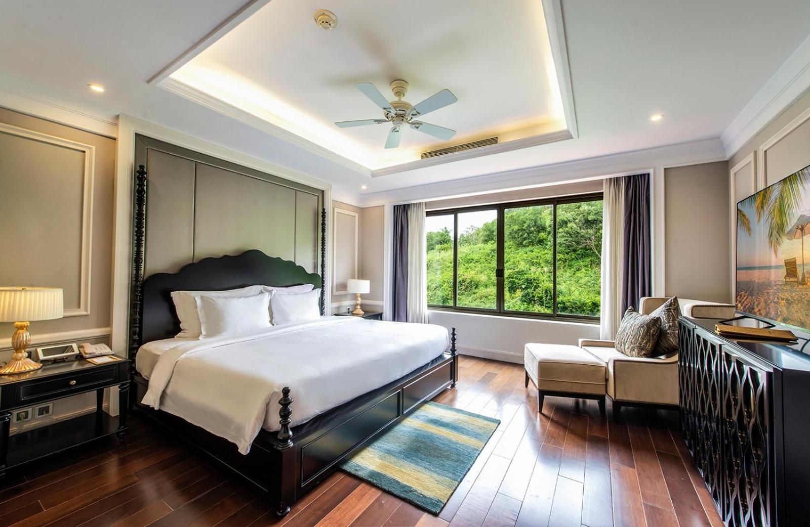 Grand Junior Suite King Hill View- VinWonders Ticket