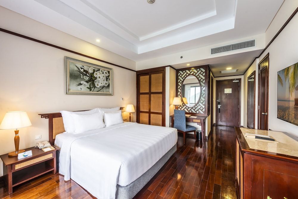 Deluxe Double Room (with VinWonders Access)