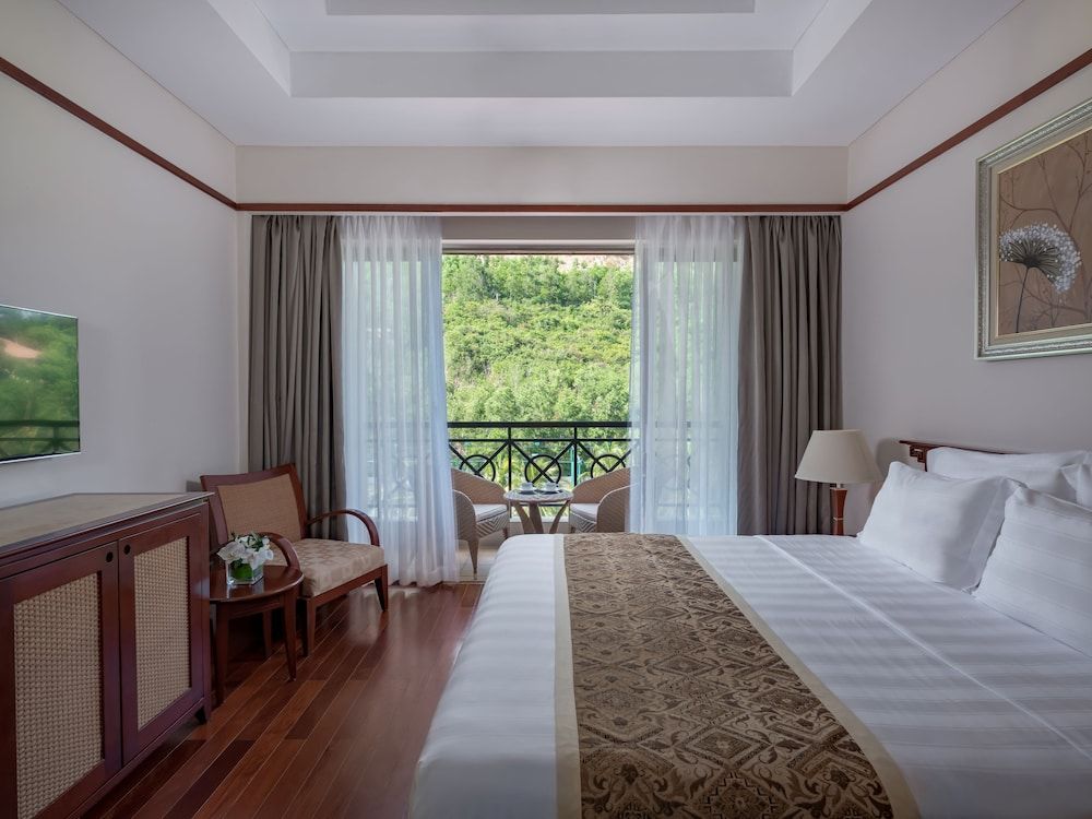 Deluxe Double Room (with VinWonders Access)