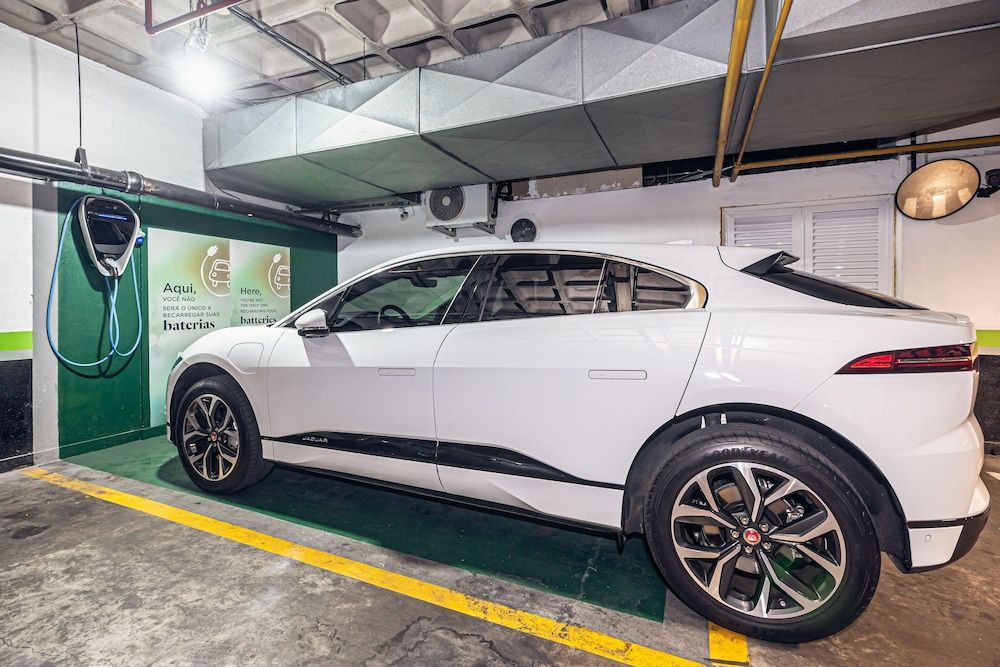 Electric vehicle charging station