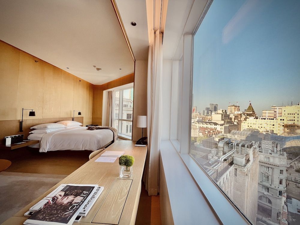 The Shanghai EDITION Premium City View Room, 1 King 7