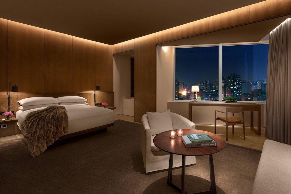 The Shanghai EDITION Premium City View Room, 1 King 6