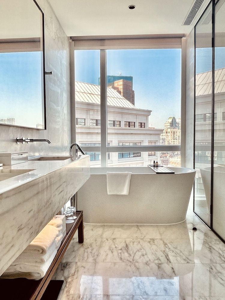 The Shanghai EDITION Deluxe Room, 1 King 7