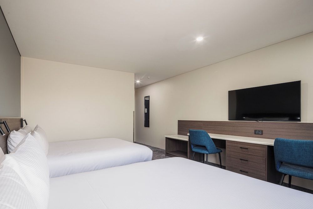 Interconnecting Superior Room 4 Queen