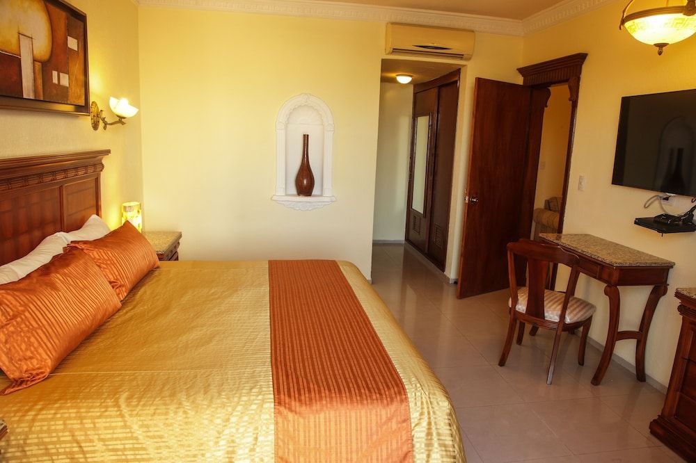 Gran Real Yucatan Master Suite, 2 Bedroom, Kitchenette, Bathtub 3