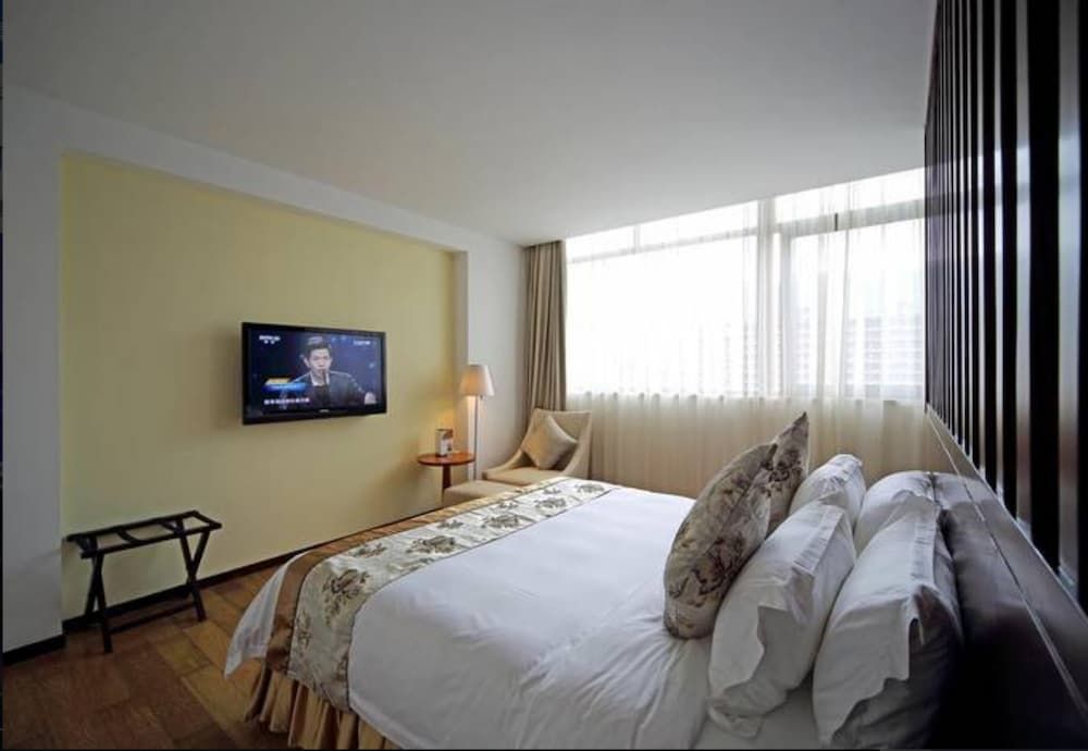 Elegant Landscape Room