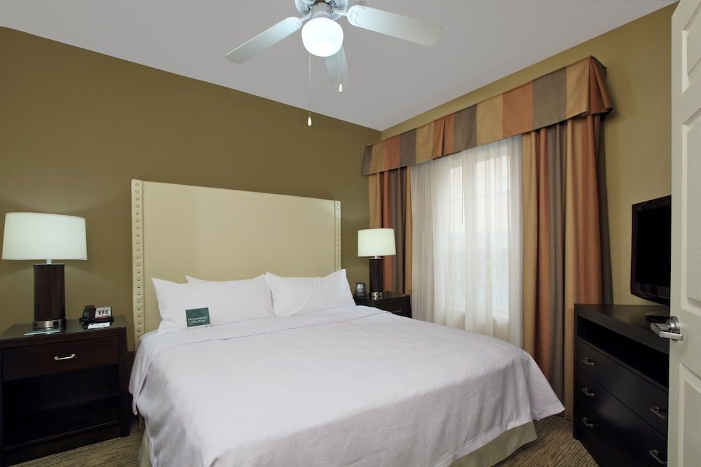 Suite, 1 King Bed, Accessible, Bathtub