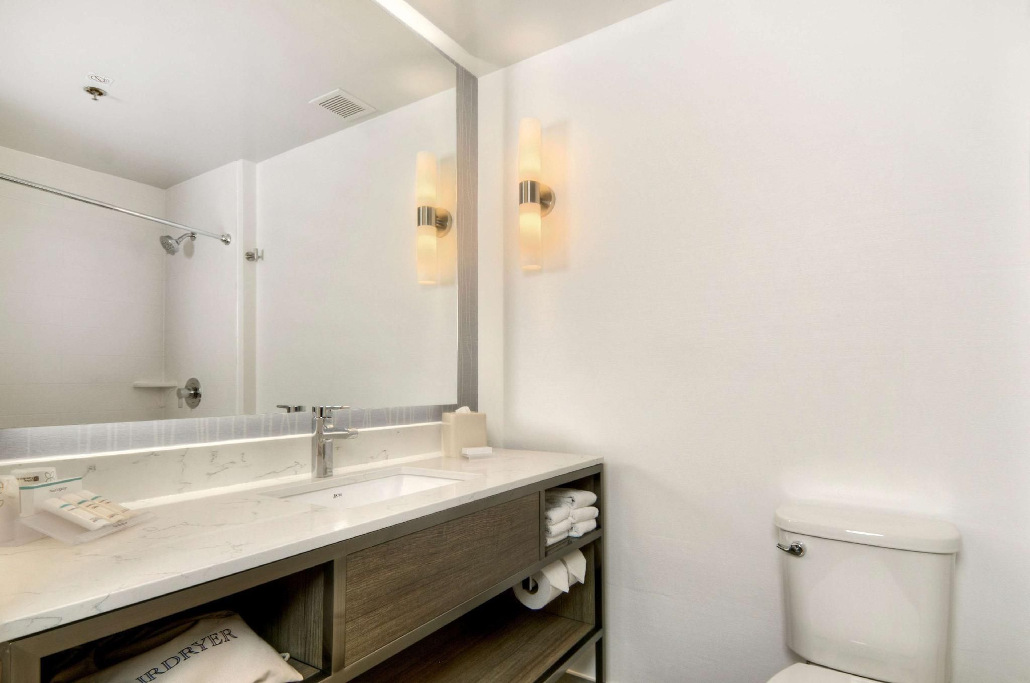 2 QUEENS PREMIUM W/IN-ROOM DRINKS-SNACKS