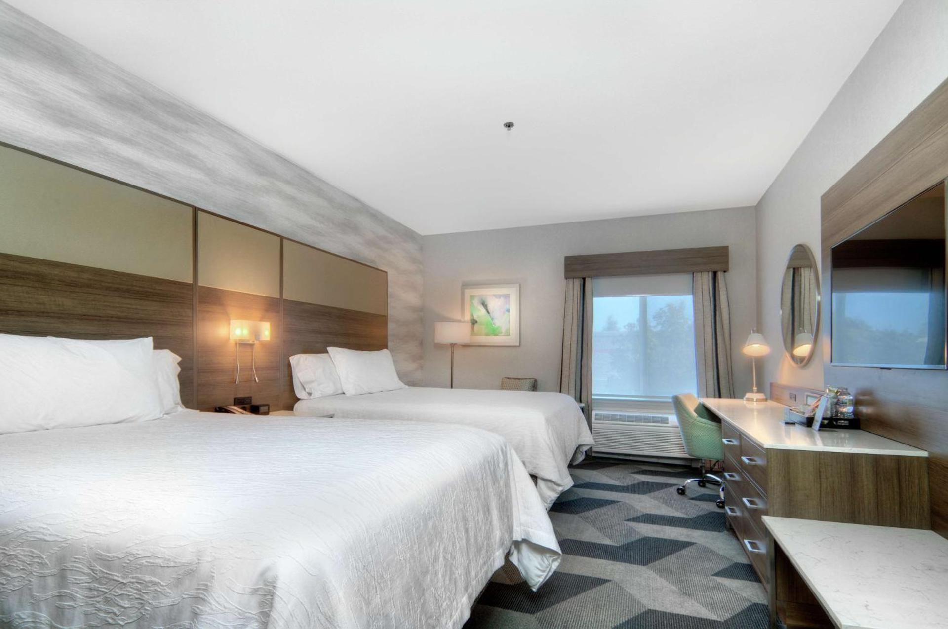2 QUEENS PREMIUM W/IN-ROOM DRINKS-SNACKS