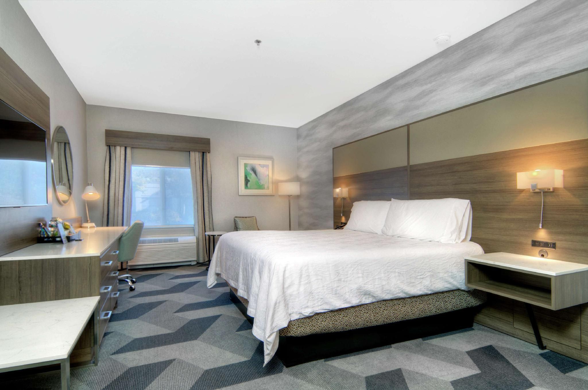 1 KING PREMIUM W/IN-ROOM DRINKS-SNACKS
