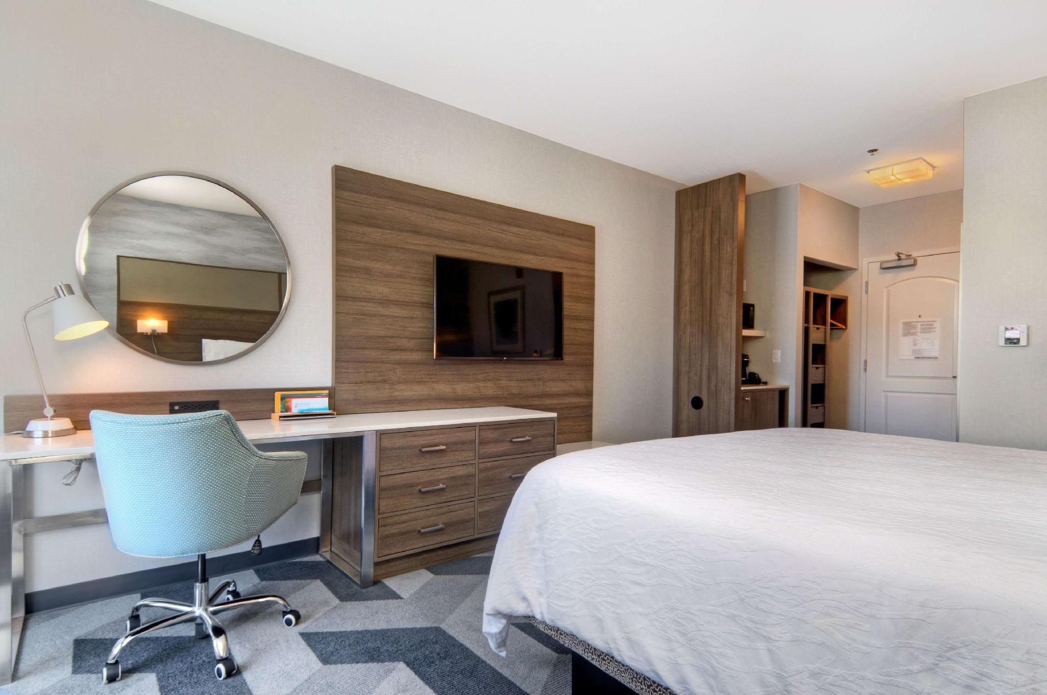 1 KING PREMIUM W/IN-ROOM DRINKS-SNACKS