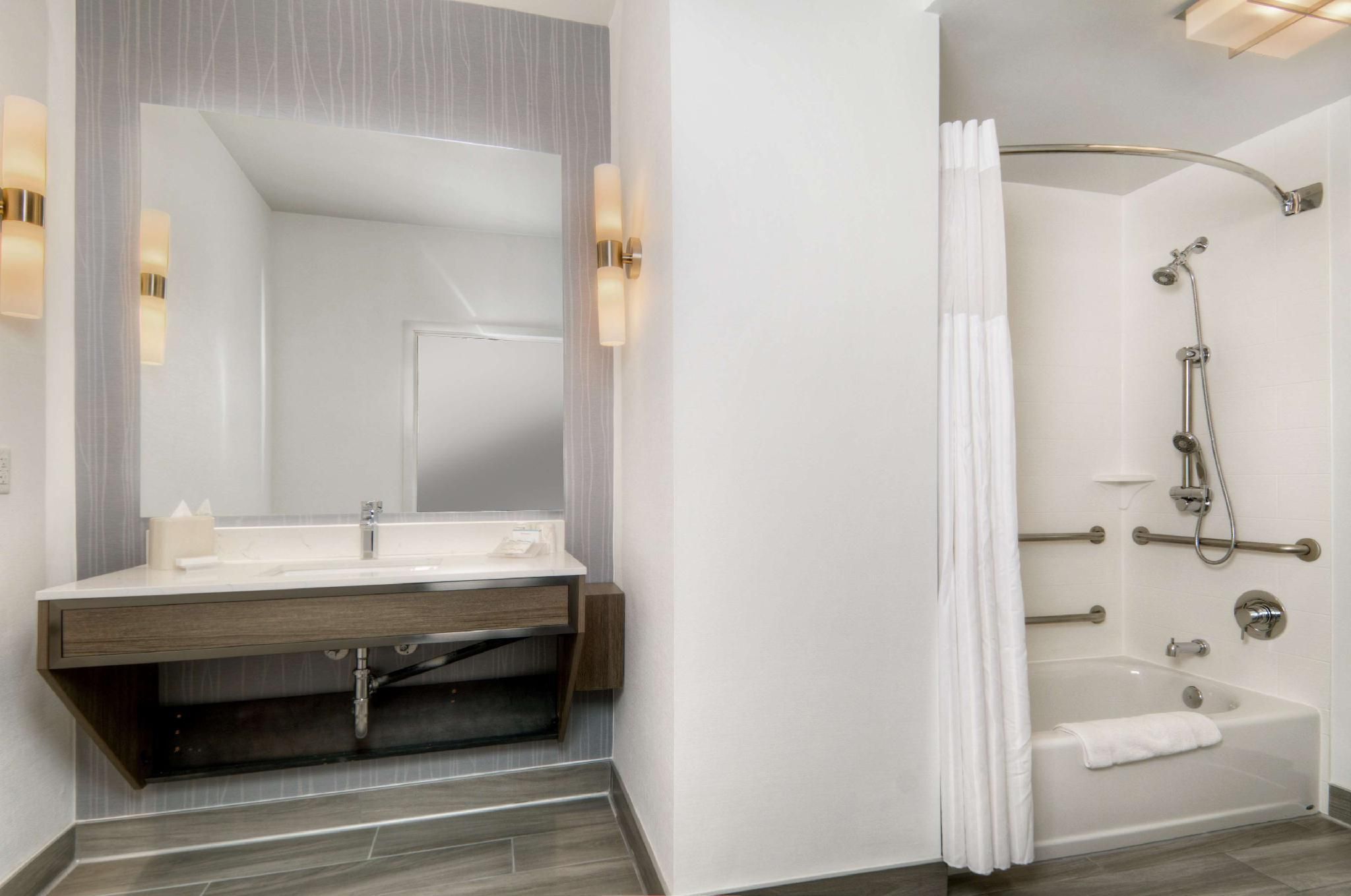 2 Queen Mobility Accessible W/bathtub