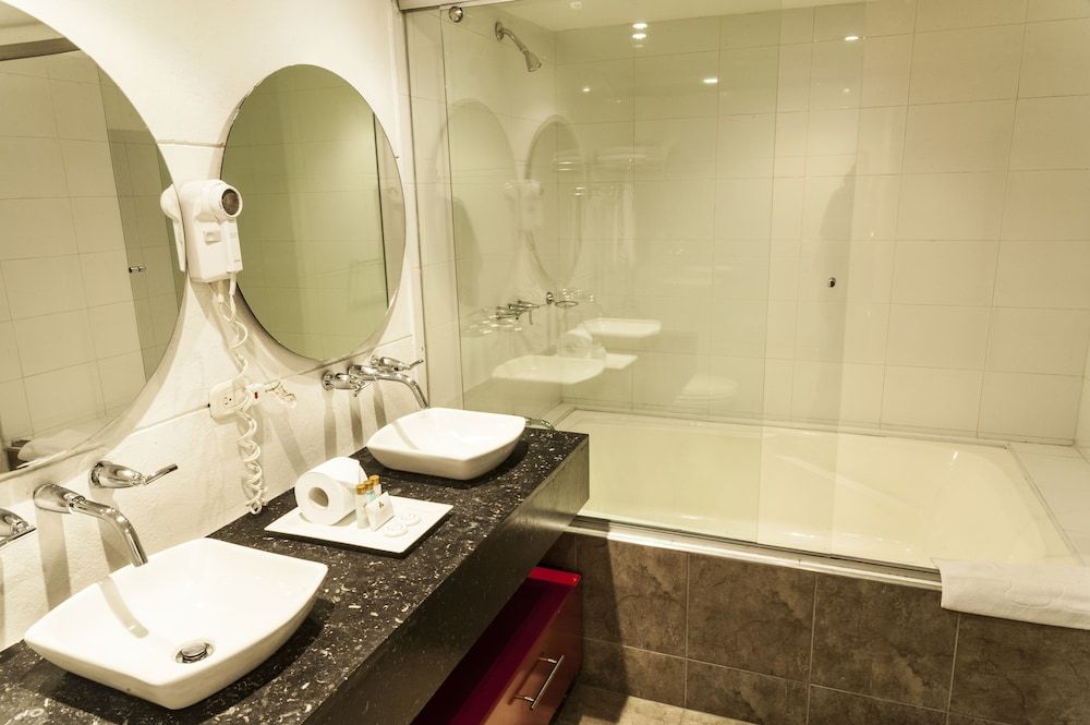 Deep Soaking Bathtub