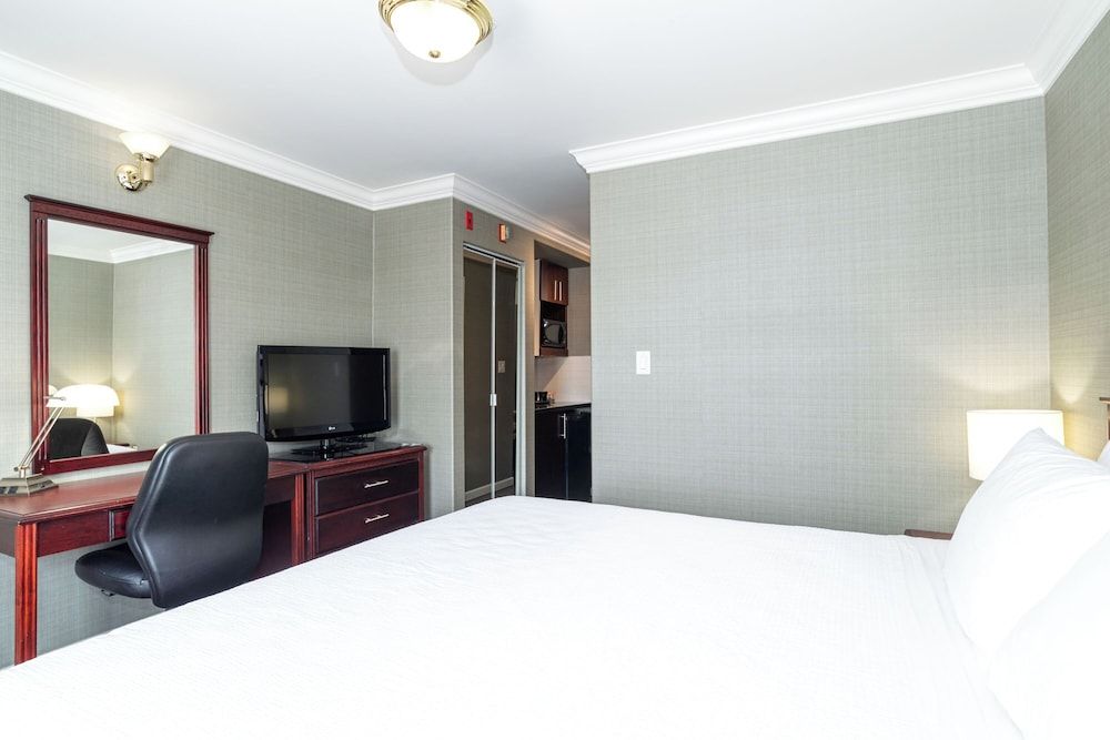 Sandman Hotel Red Deer Standard Room, 1 King Bed 2