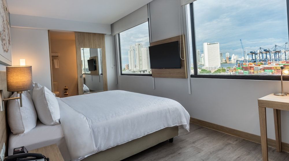 Standard Room, 1 King Bed, City View