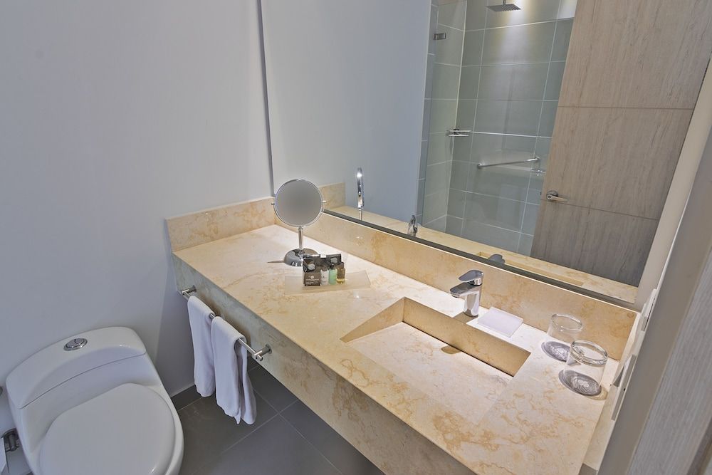 Sonesta Hotel Ibague Standard Room, 1 King Bed 5