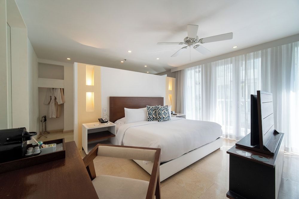 Junior Suite, 1 King Bed, Garden View