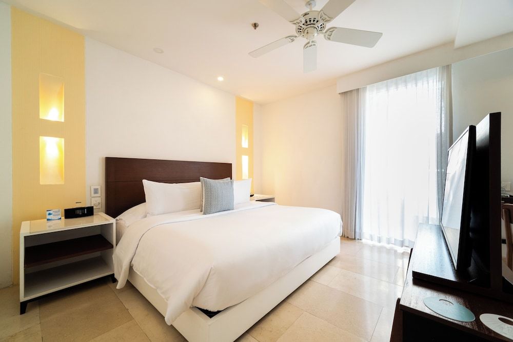 Deluxe Suite, 1 King Bed (Garden, Sofa)