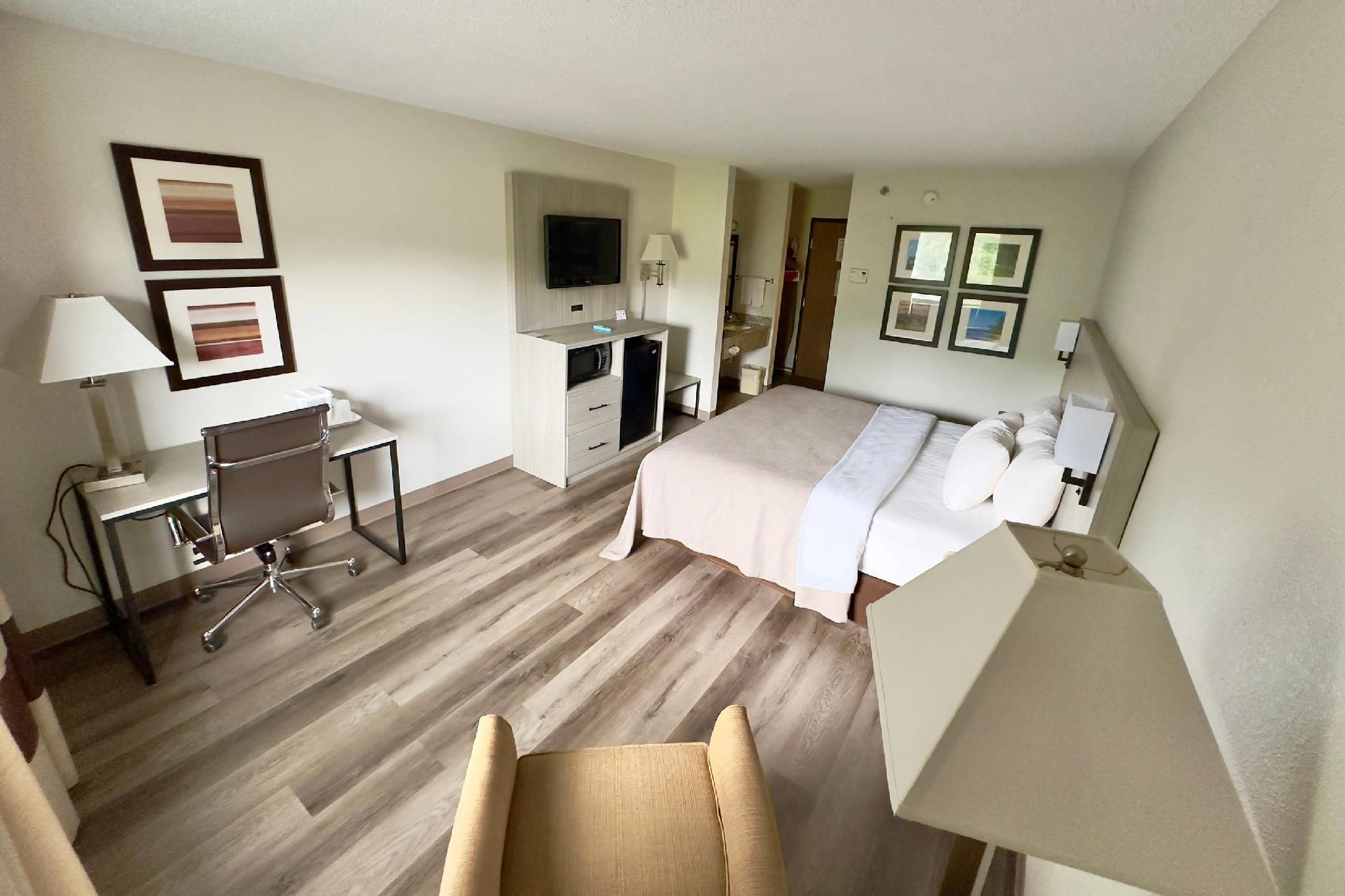 1 King Bed, Nonsmoking, Accessible
