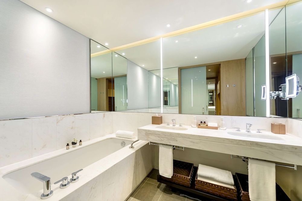 Grand Hyatt Bogota Room, 1 King Bed 3