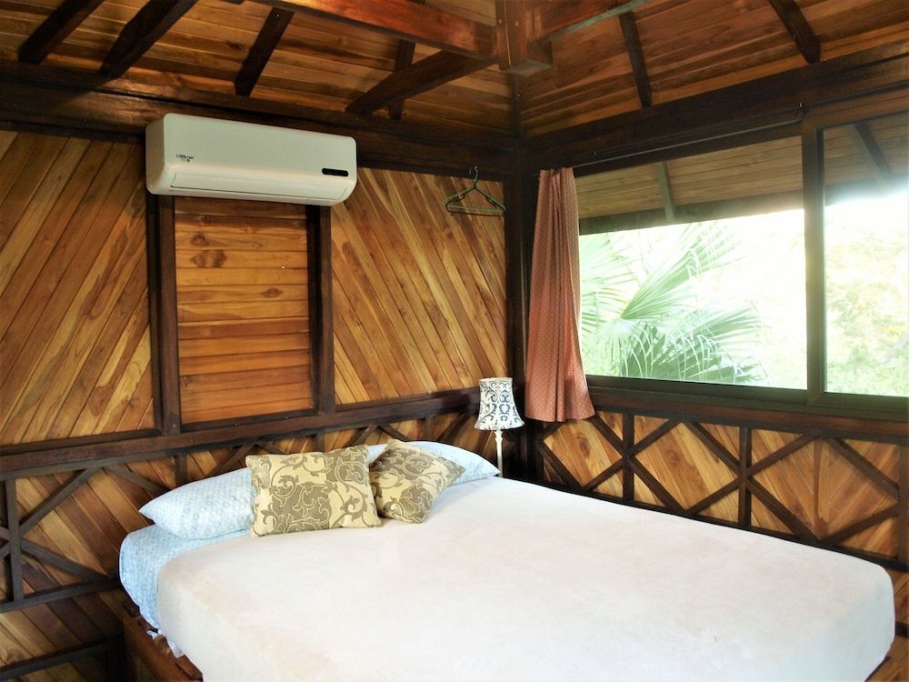 Lodge Margouillat Deluxe Cabin, 1 Queen Bed, Private Bathroom, Mountain View