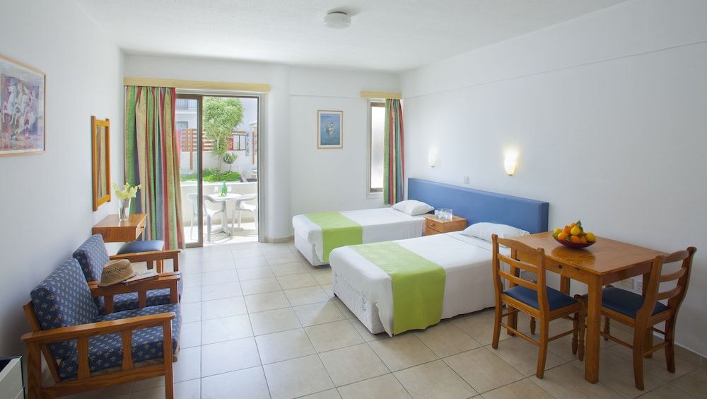 Basic Single Room, 2 Twin Beds, Non Smoking