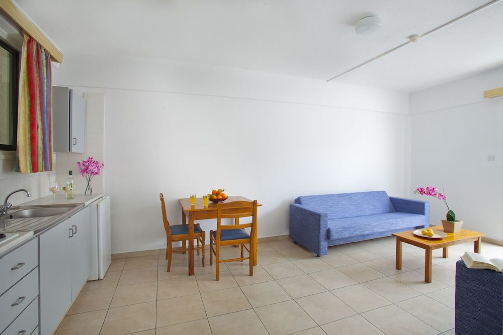 Basic Single Room, 2 Twin Beds, Non Smoking