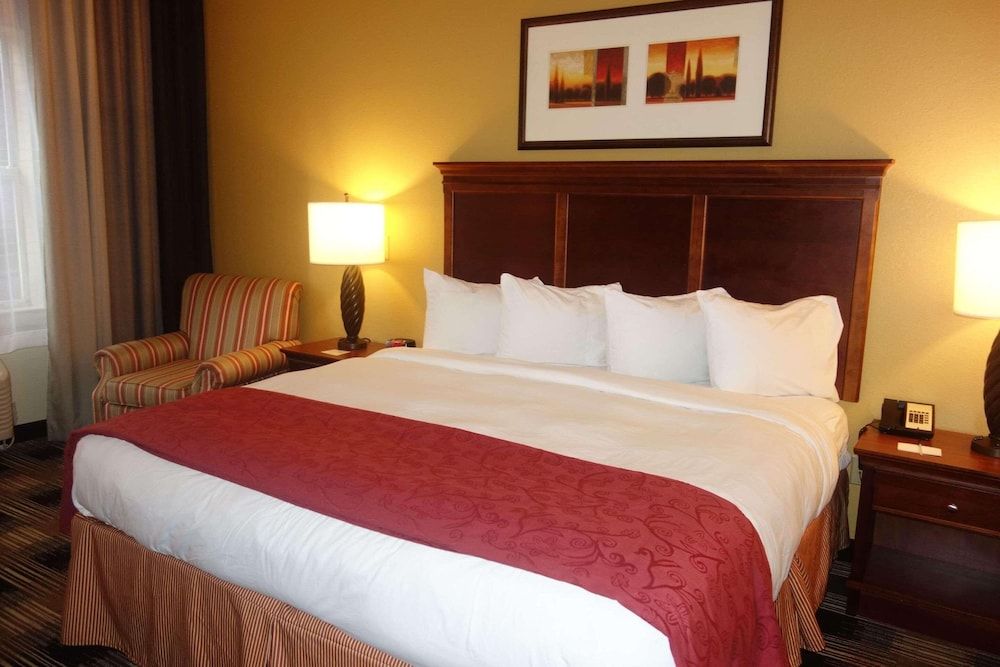 Room, 1 King Bed, Accessible, Non Smoking (Roll-in Shower)
