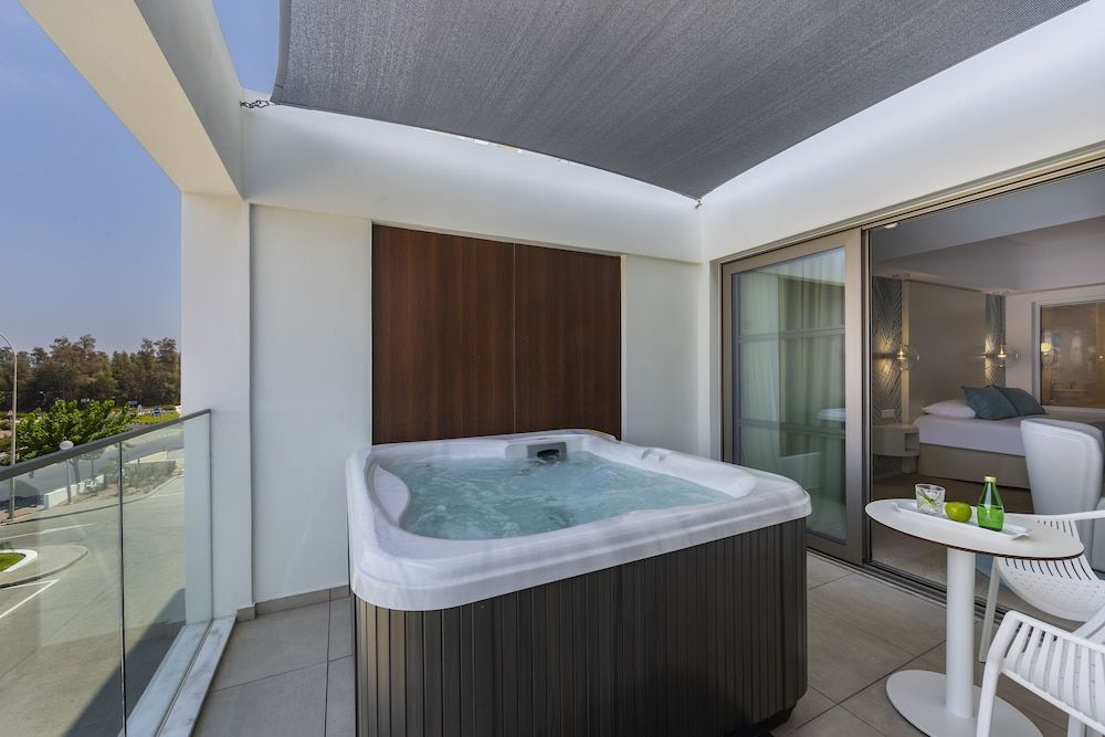 Ivi Mare - Designed for adults by Louis Hotels Junior Suite, Jetted Tub 4