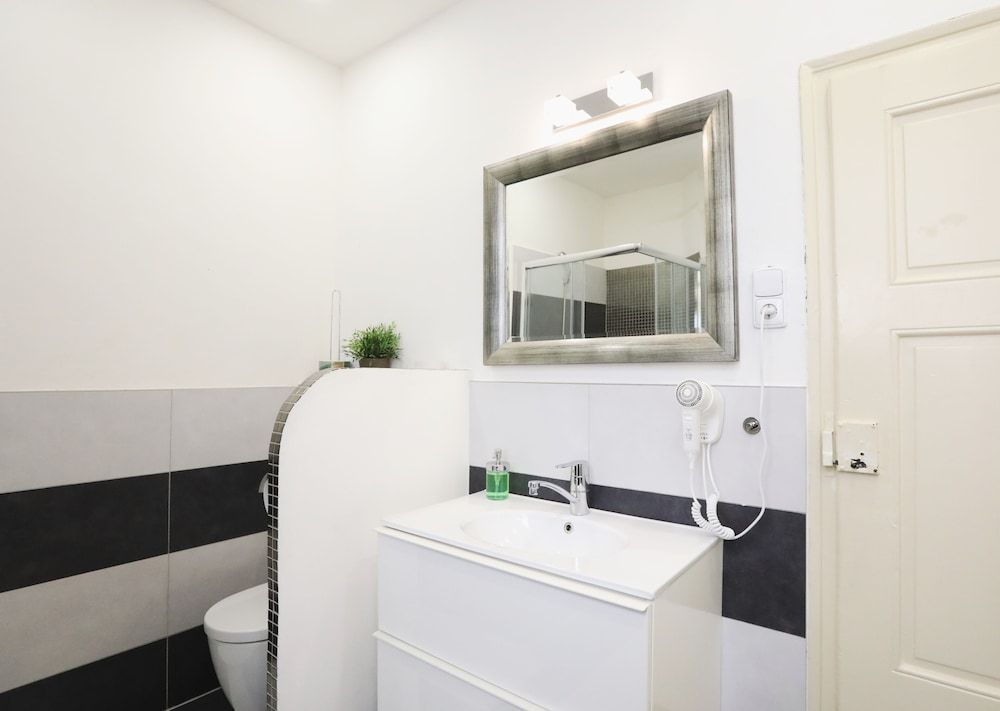 Old Town Square Apartments Triple Room, 1 Bedroom, Kitchenette 8