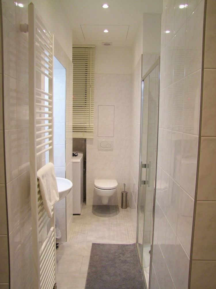 Old Town Square Apartments Triple Room, 1 Bedroom, Kitchenette 9