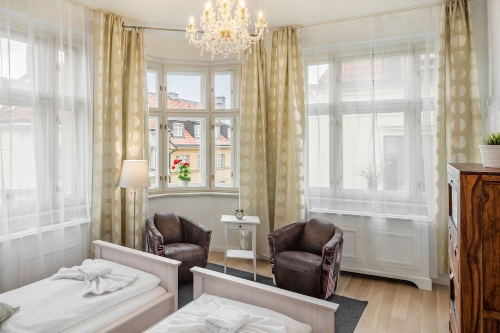 Old Town Square Apartments Triple Room, 1 Bedroom, Kitchenette 11