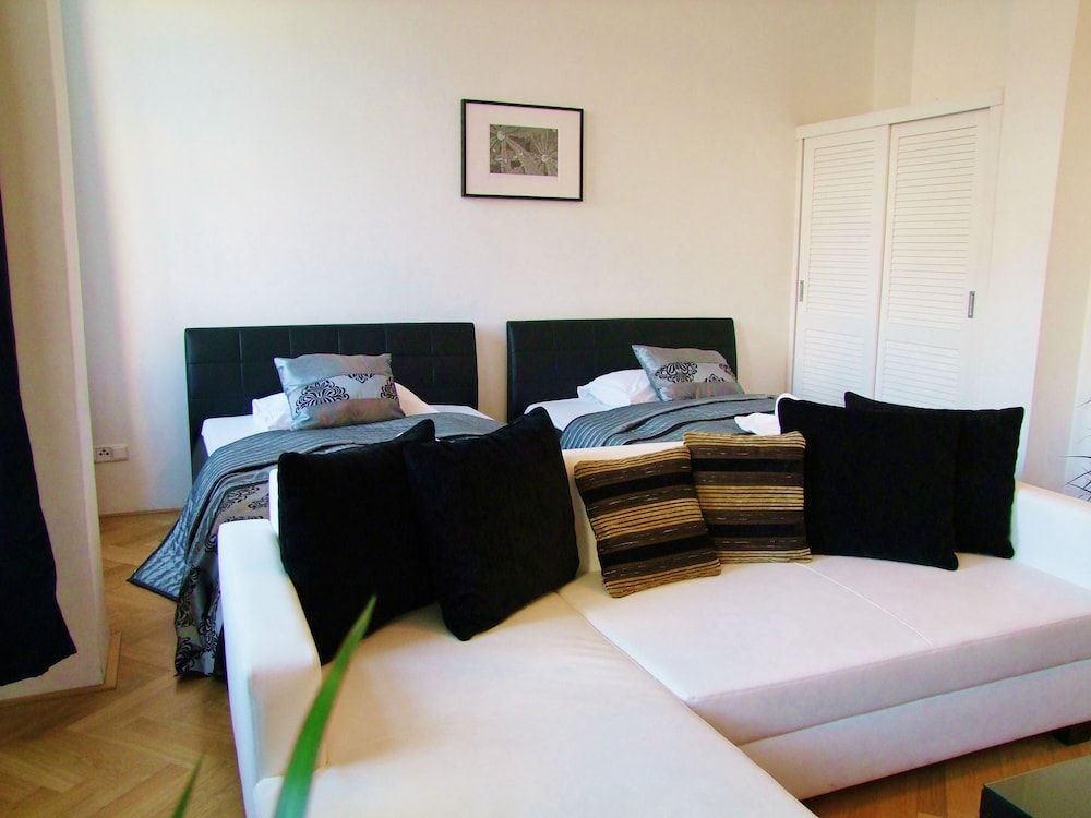 Old Town Square Apartments Triple Room, 1 Bedroom, Kitchenette 7