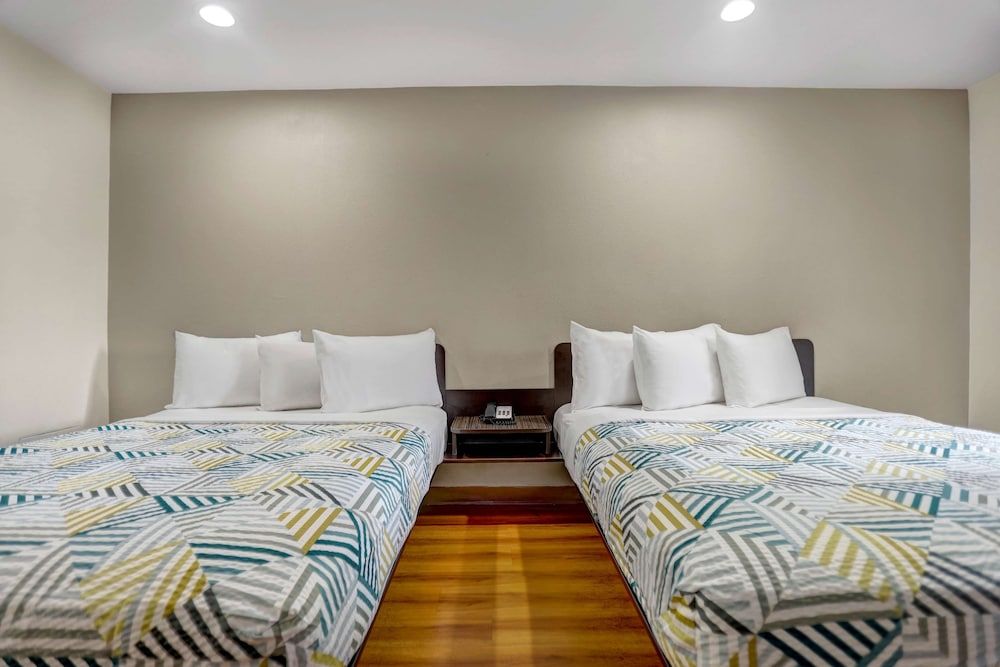 Motel 6 La Mesa, CA Deluxe Room, 2 Queen Beds, Non Smoking, Refrigerator & Microwave 5