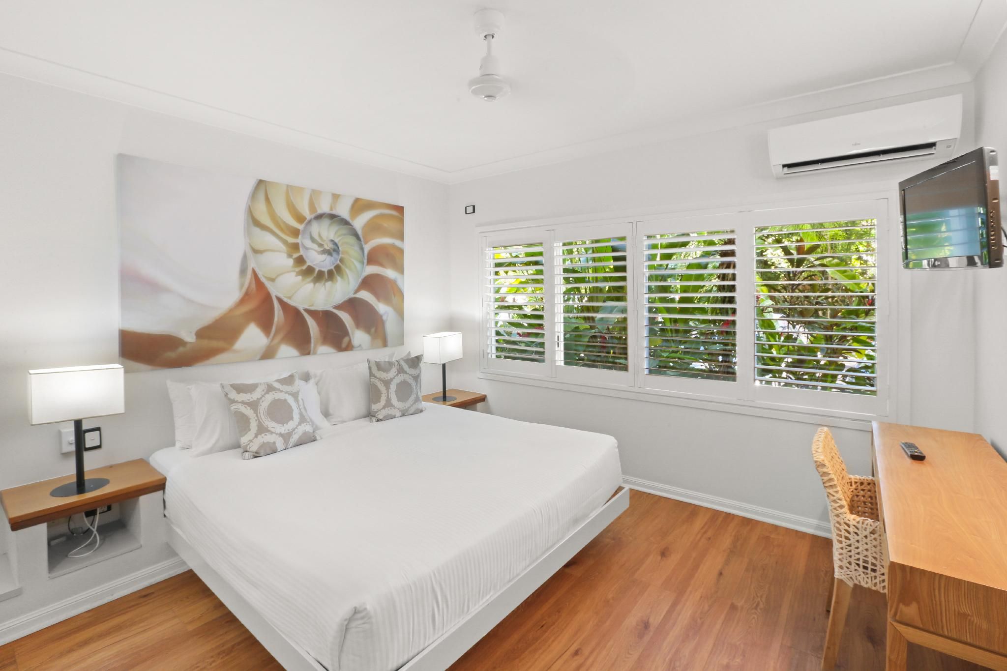 2 Bedroom Pool View Apartment - Daily Beach Yoga, WiFi and Parking Included