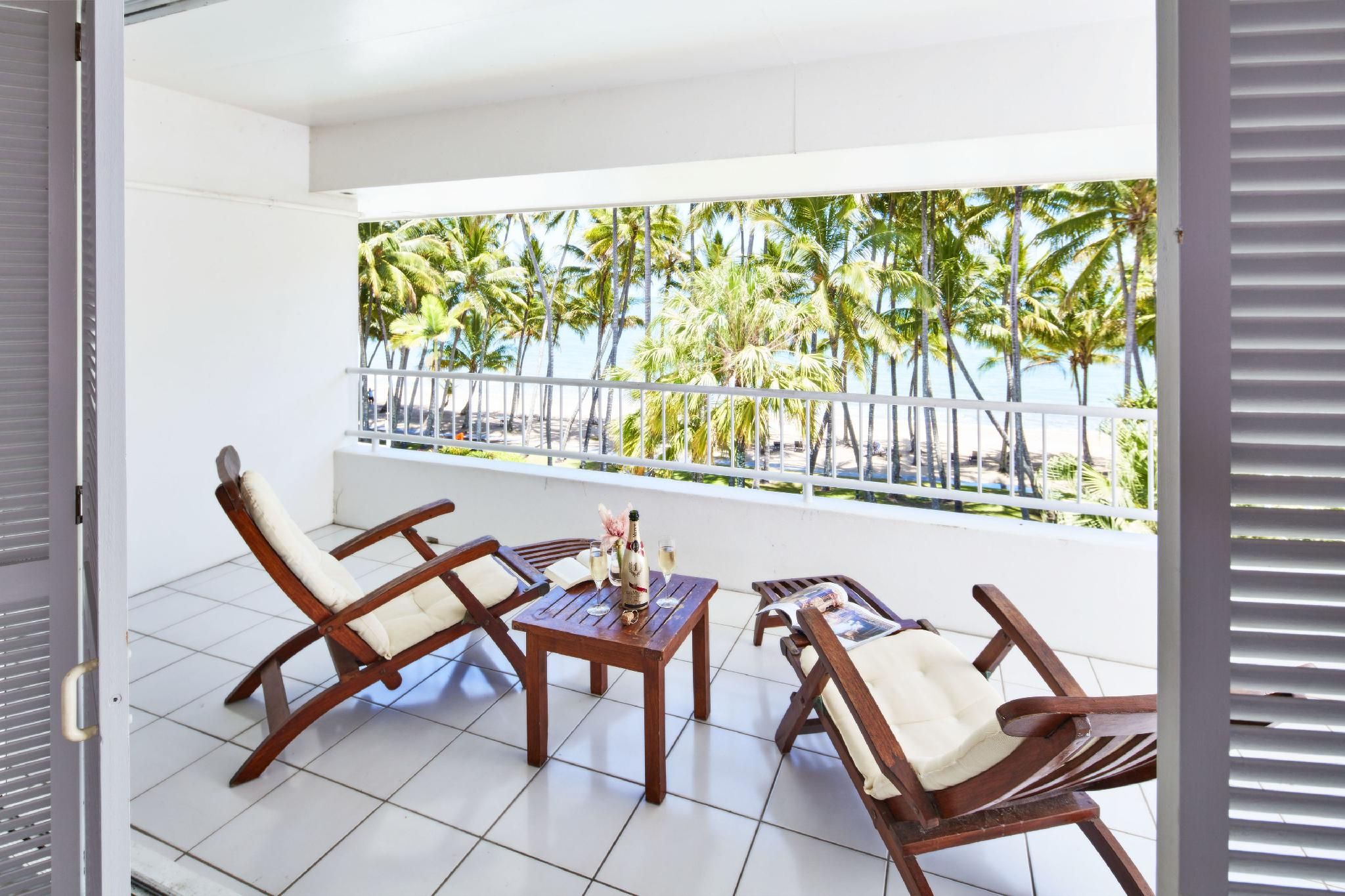4 Bedroom Beach Front Apartment - Daily Beach Yoga, WiFi and Parking Included