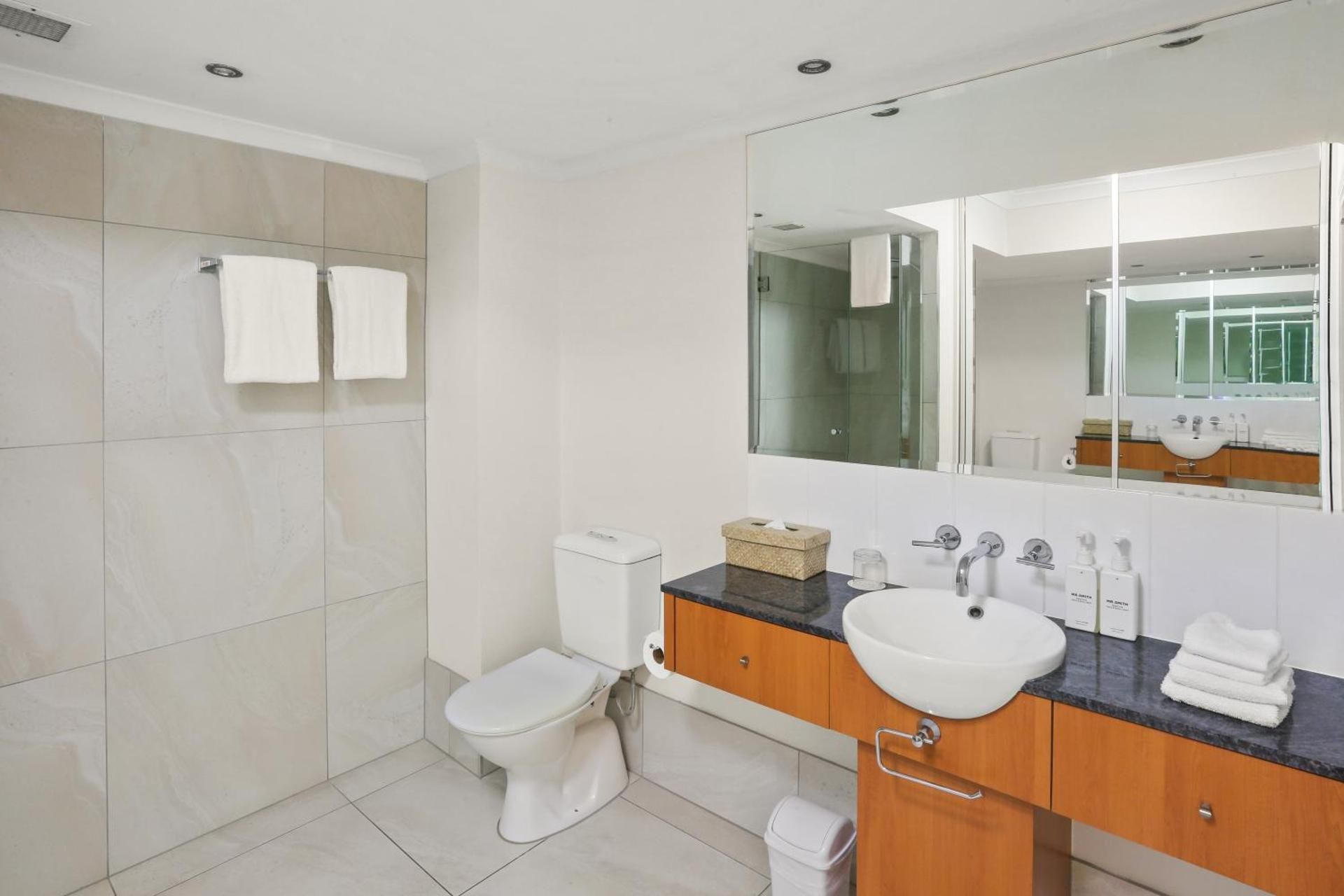 3 Bedroom Beach Front Apartment - Daily Beach Yoga, WiFi and Parking Included