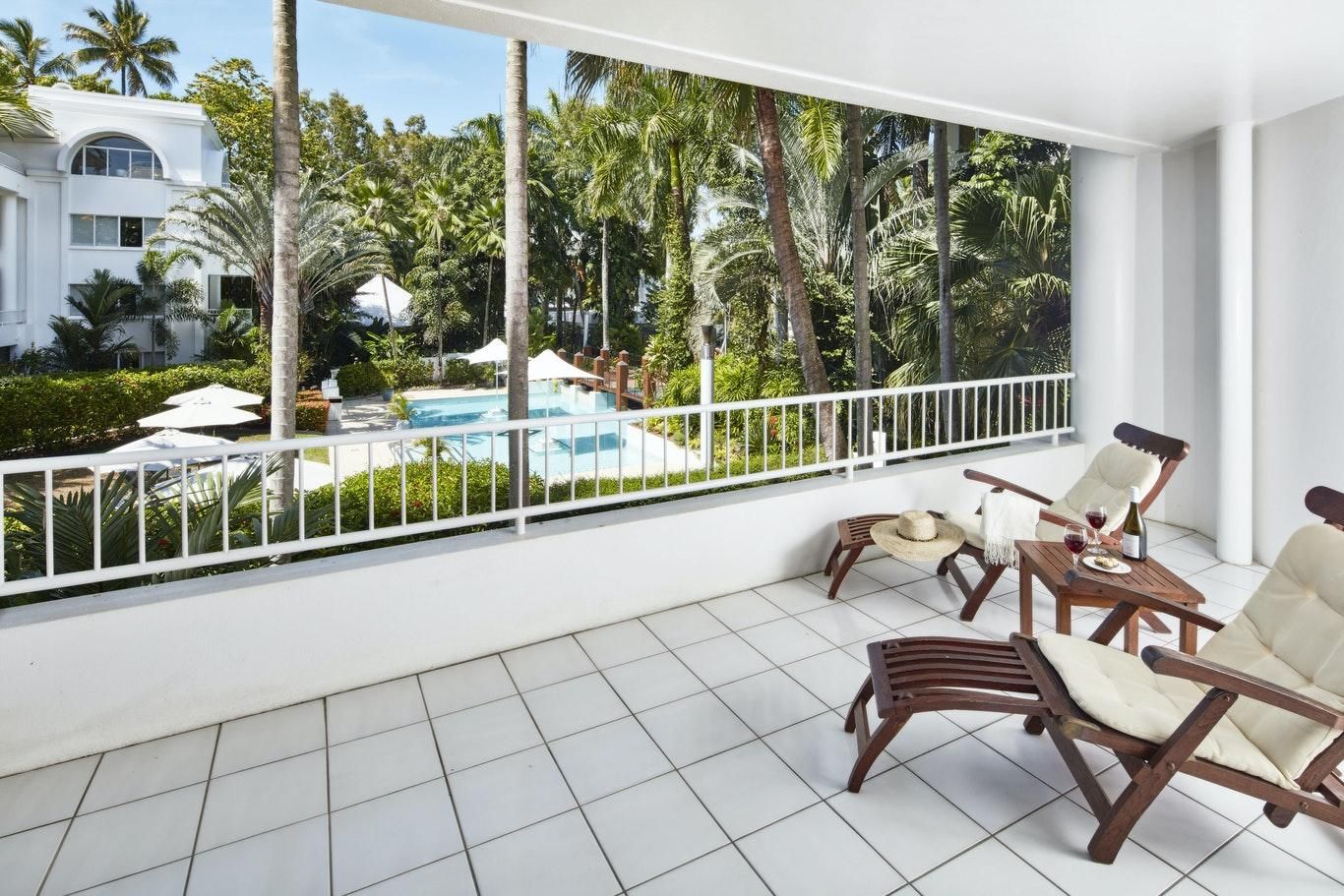 3 Bedroom Pool View Apartment - Daily Beach Yoga, WiFi and Parking Included