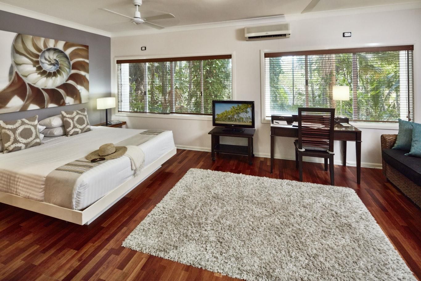 2 Bedroom Beach Front Apartment - Daily Beach Yoga, WiFi and Parking Included