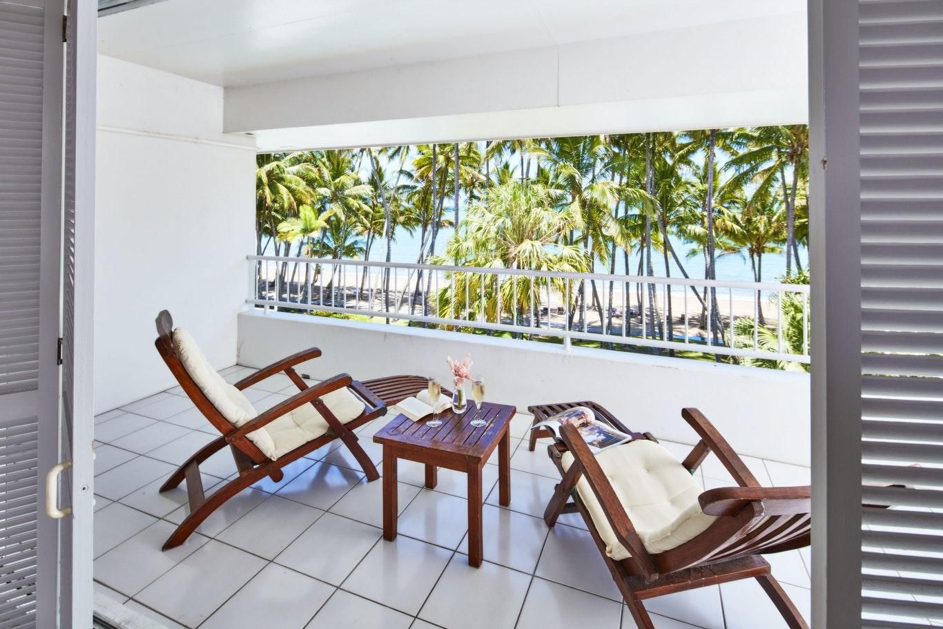 3 Bedroom Beach Front Apartment - Daily Beach Yoga, WiFi and Parking Included